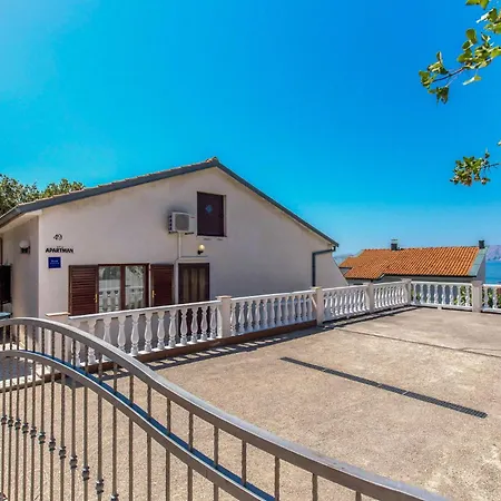 Сasa de vacaciones 5 Bedroom Amazing In Klenovica