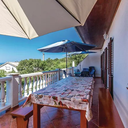 5 Bedroom Amazing In Сasa de vacaciones Klenovica