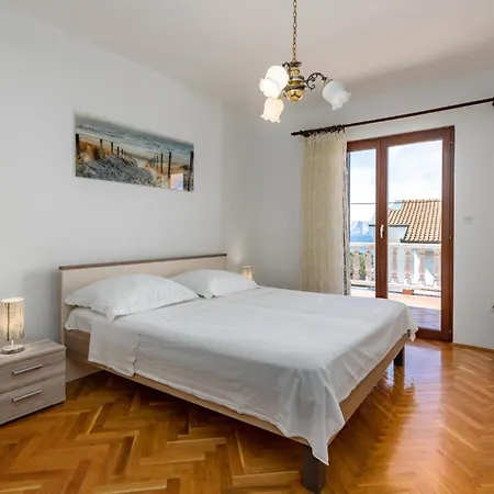 5 Bedroom Amazing In Сasa de vacaciones Klenovica