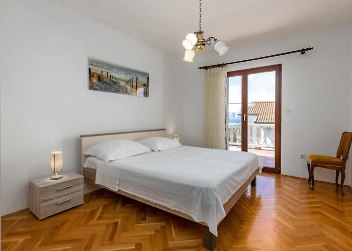 5 Bedroom Amazing In Case de vacanță Klenovica