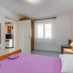 5 Bedroom Amazing In Prázdninový dům Klenovica