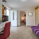 5 Bedroom Amazing In Prázdninový dům *